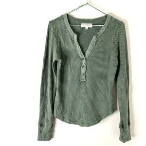 Green Waffle Knit Henley Tee Long Sleeve Split Neck Button Curved Hem Vintage